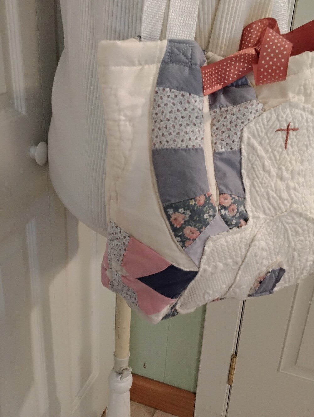 4044 Large Handmade White Quilted Patchwork Tote Bag with Church Applique. - Picture 3 of 7